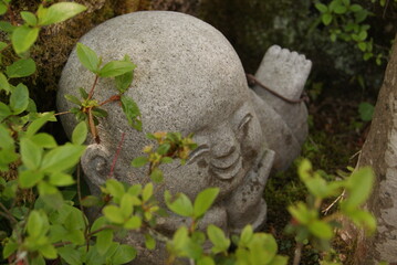 岩陰で微笑む地蔵の表情クローズアップ