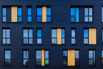 Fototapeta premium Rows of windows create a chaotic facade on a modern building