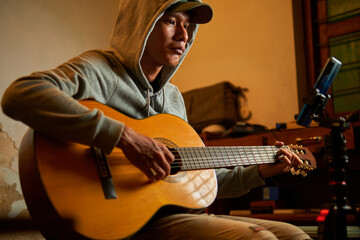 Obraz premium young man playing guitar