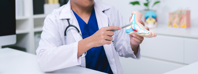 The doctor in orthopedics held a detailed and consultation at the hospital, guiding the patient through joint and tendon injury treatment for a smooth recovery process.