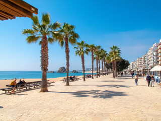 Paseo marítimo y playa de Blanes en la provicia de Gerona (Girona), Cataluña (Catalunia), España.
