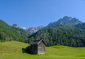 In the Dolomites of Italy, a cozy cottage in Braies offers breathtaking views in a wonderful natural setting.