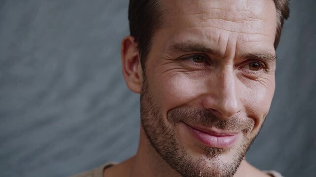 . Homme souriant avec barbe et rides l&eacute;g&egrave;res