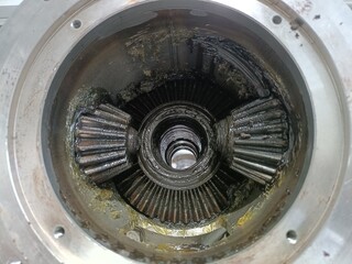 The gearbox of the Homogenizer machine. The gearbox is visible.