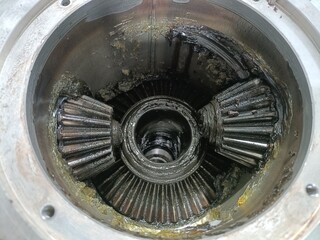 The gearbox of the Homogenizer machine. The gearbox is visible.