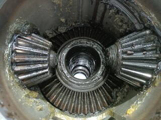 The gearbox of the Homogenizer machine. The gearbox is visible.