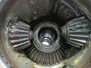 The gearbox of the Homogenizer machine. The gearbox is visible.