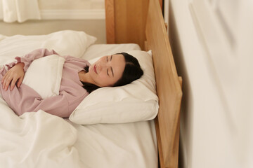 夜ベッドで寝る女性