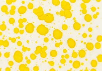 노란 물감 흩뿌리기 밝은 배경의 역동적인 질감
