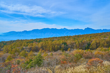 秋の山梨県北杜市美し森山から南西側の眺望(南アルプス等)