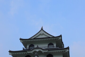 Fototapeta premium 岐阜県揖斐川町藤橋の城と青空