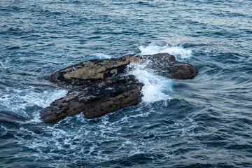 waves crashing against the rocks in the sea