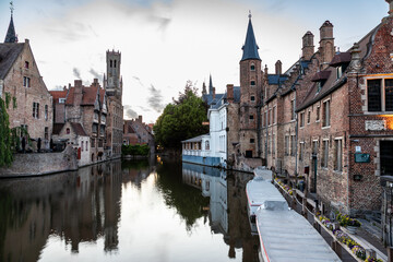 Naklejka premium canal in bruges belgium