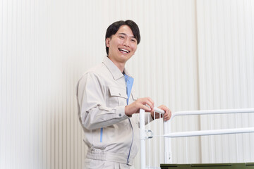 倉庫で働く男性作業員