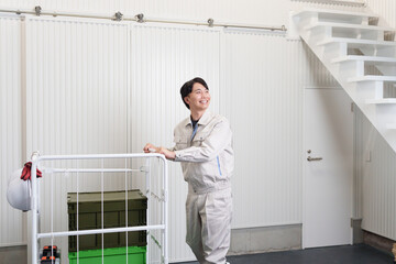 倉庫で働く男性作業員