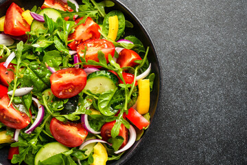 Salad with leaves, tomatoes, pepper and olive oil.