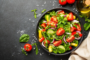 Salad with leaves, tomatoes, pepper and olive oil.
