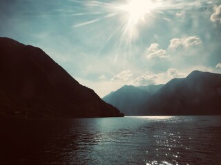 Soleil sur les eaux calmes du lac de Como