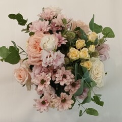 Bouquet di fiori con colori pastelli molto raffinato.