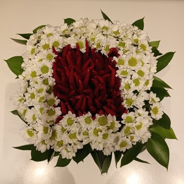 Bouquet quadrato con peperoncini e margheritine.
