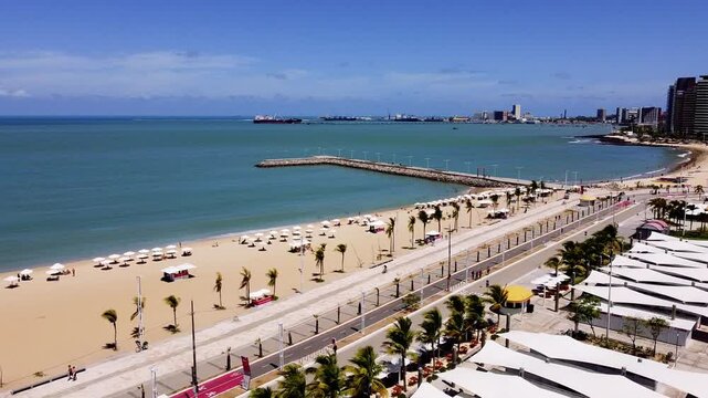 Vista a&eacute;rea da beira-mar de Fortaleza com praia, mar e pr&eacute;dios modernos