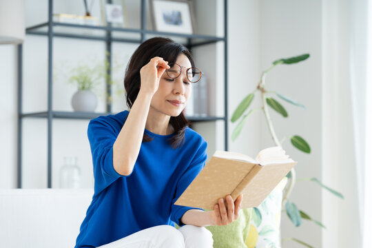 老眼のミドルの女性