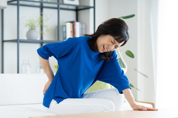 腰痛のミドルの女性