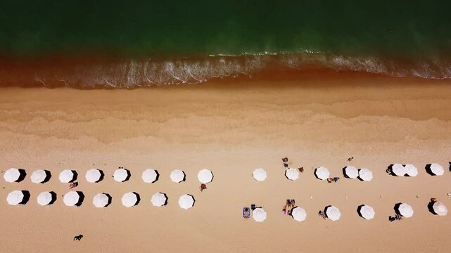 Vista a&eacute;rea da beira-mar de Fortaleza com praia, mar e pr&eacute;dios modernos
