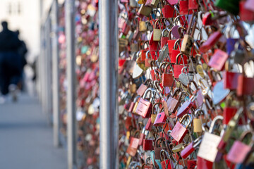 Gran cantidad de candados de promesas de amor colgando de un puente de ciudad europea