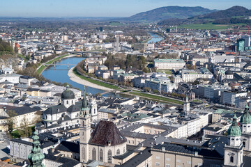 Espectacular vista aérea de la ciudad de Salzburgo en un día soleado. Postal de la ciudad de Salzburgo