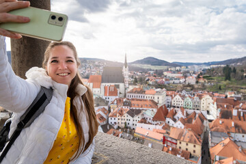 Mujer turista compartiendo las vistas de český krumlov con una selfie. Fotografía desde el mirador del castillo de český krumlov