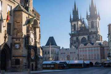 Hermosa vista del centro de Praga, tranquila y sin gente, con el reloj y la catedral de fondo