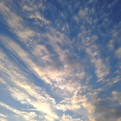 Obraz premium The sky is blue with white clouds