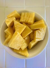 Freshly Cut Pineapple Chunks: Sweet & Juicy Tropical Fruit