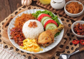 Nasi uduk is a dish made from diaroned white rice steamed with coconut milk, and seasoned with nutmeg, cinnamon, ginger, lemongrass leaves and pepper, which is popular in Betawi dishes