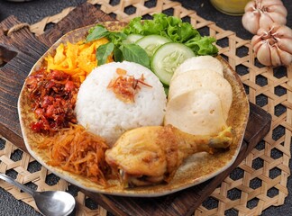 Nasi uduk is a dish made from diaroned white rice steamed with coconut milk, and seasoned with nutmeg, cinnamon, ginger, lemongrass leaves and pepper, which is popular in Betawi dishes
