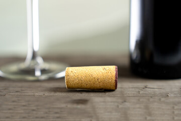 Corcho de botella de vino sobre mesa de madera