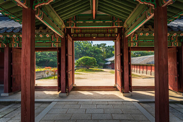 Entrée en bois d'un palais coréen ouvrant sur des jardin (Palais de Gyeongbokgung)