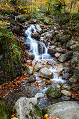 Chute de rivière sur le chemin de la cascade d’ars a Aulus les Bains France en Occitanie dans l’Ariege
