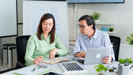 Obraz premium Asian Business Leaders Collaborating on ESG Investment Strategy and Sustainable Renewable Energy Solutions in a Modern Office