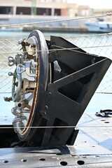 okrągły właz do łodzi podwodnej na kadłubie z mechanizmem zamykania cięzki stalowy © Miroslaw