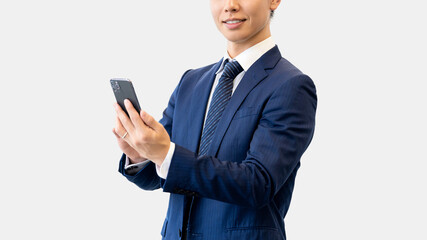 スマートフォンを持つ笑顔の男性ビジネスマン