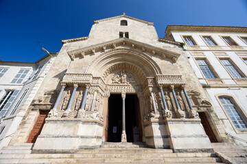 Obraz premium Saint Trophime Church showing its richly sculpted romanesque facade in Arles, France