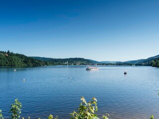 Titisee, ein Touristensee im Schwarzwald in Baden-Württemberg - Süddeutschland. Blick auf den See und das Nordufer des Kurortes, Teil der Stadt Titisee-Neustadt