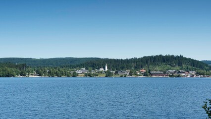 Seelandschaft im Südschwarzwald. Blick auf den Titisee und die Stadt Titisee-Neustadt am Nordufer des Sees. Im Hintergrund der Hirschbühl und Forest
