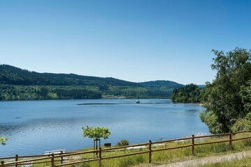 Der Kurpark und Strandbad von Titisee-Neustadt am Westufer mit Blick auf das Seebachtal sowie der Terrassencampingplatz Sandbank am Südostufer des Sees