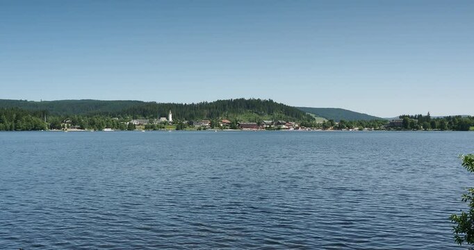 S&uuml;dschwarzwald. Das ruhige Wasser des Titisees im Sommer, umgeben von wundersch&ouml;nen Waldlandschaften, grenzt im Norden an die Touristenstadt Titisee-Neustadt
