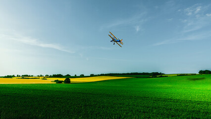The plane flight over green field