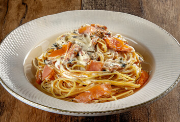 Creamy spaghetti with gorgonzola cheese and smoked salmon, a rich and elegant fusion of flavors finished with a touch of freshness.