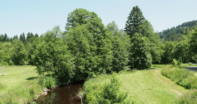 Der kleine Seebach, ein Nebenfluss des Titisees, umgeben von einer Landschaft aus Natur und gr&uuml;nen Feldern s&uuml;dlich des Titisees im S&uuml;dschwarzwald in Baden-W&uuml;rttemberg